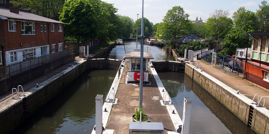 photo of the thames lock in brentford