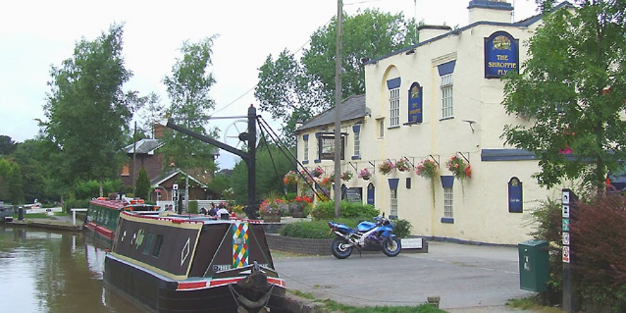 Canal side pub at Audlem
