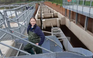 Apprentice Corrine at Diglis Lock