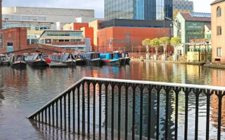 Walk through Birmingham along the canal