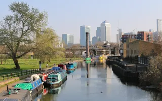 Walk along the Regent's Canal in London
