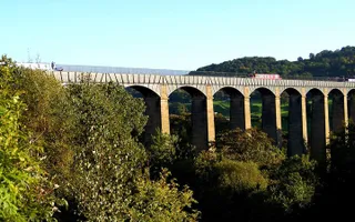 Cwch yn croesi Dyfrbont Pontcysyllte
