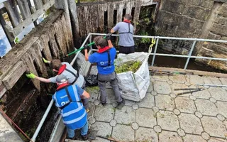 Volunteers clearing locks on Sheffield & Tinsley Canal