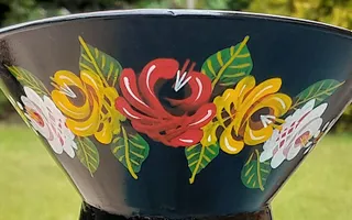 Traditional canal art of roses on a pot