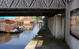 photo of thames lock brentford