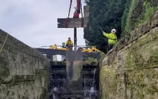 Repairing a displaced timber at Somerton Deep Lock, Oxford Canal (1)