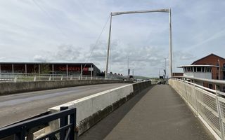 Picture of a road on a suspension bridge