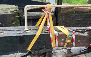Emergency strapping after initial repair failed, Lock 14, North Stratford Canal