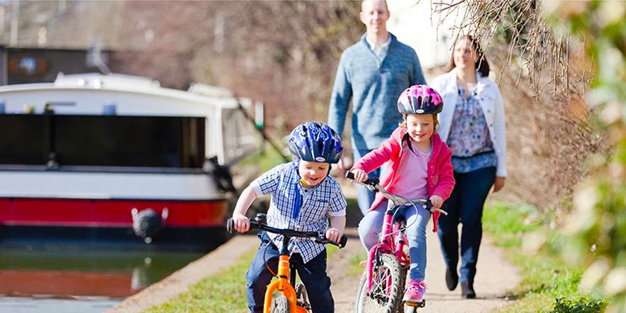 Sharing The Space On Our Towpaths This Summer | Canal & River Trust