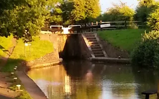 Atherstone bottom lock in early morning sun