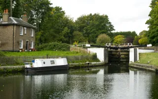 Cottage at Hanwell Locks