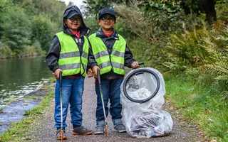 Young volunteers litter picking at Smethwick near Birmingham (Photo: Simon Hadley)