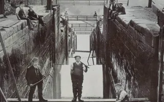 Black and white photo of foreman D.W.Turner in bowler hat and his maintenance team pose for the camera at the top of Bingley Five Rise Locks in 1912