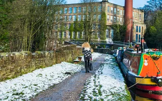 Walking along the Macclesfield Canal in winter