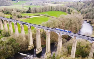 A narrowboat crosses the Pontcysyllte Aqueduct