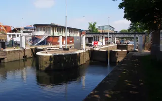 photo of thames lock brentford