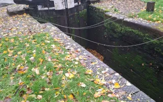 12,000 volt Cables across Lock 27