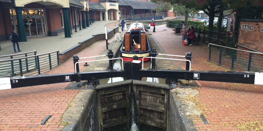 A boat going through the lock in Banbury