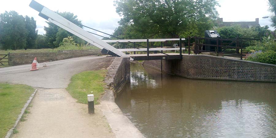 Canal bridge near Thrupp
