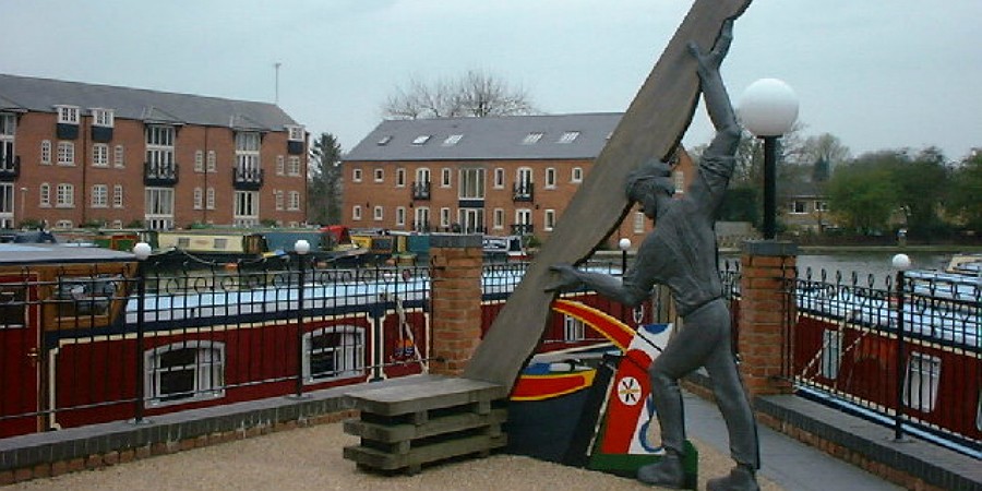 Statue in Market Harborough basin