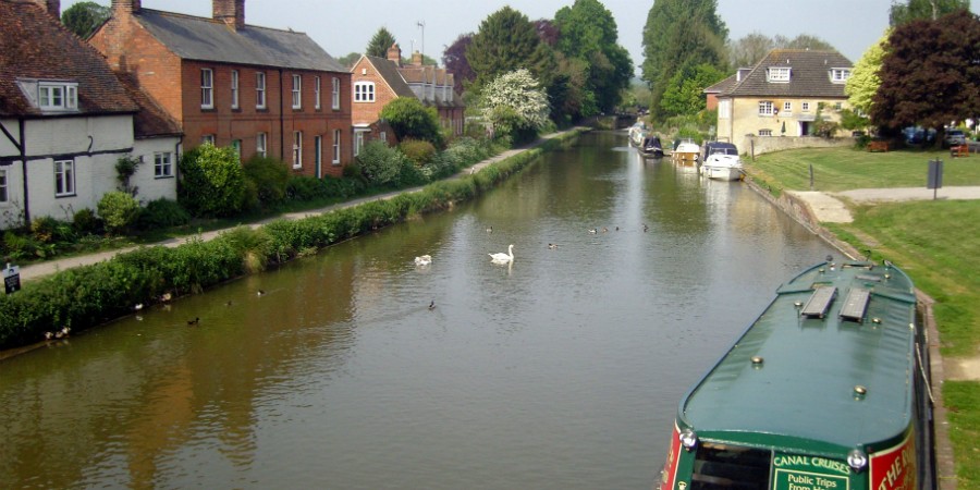 Boating through Hungerford