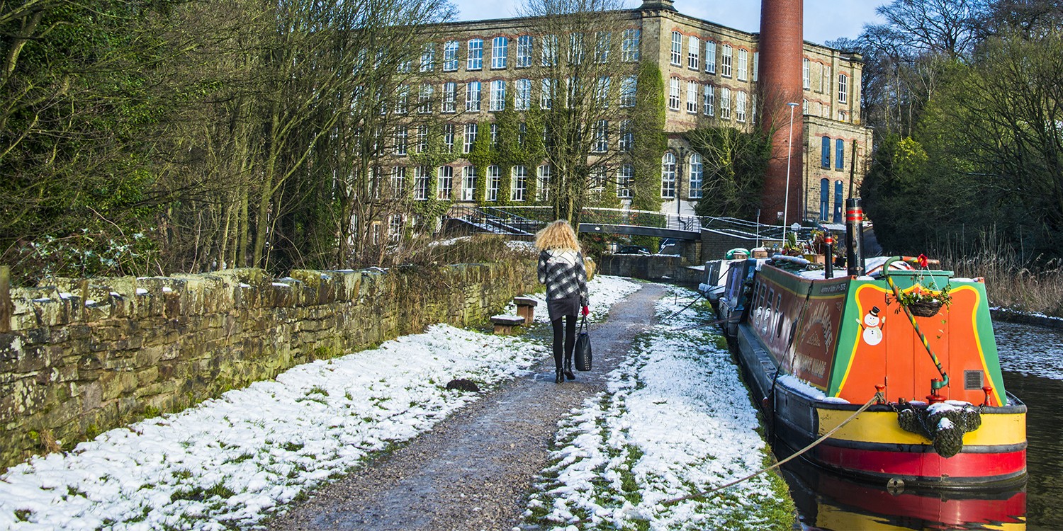 Walking along the Macclesfield Canal in winter
