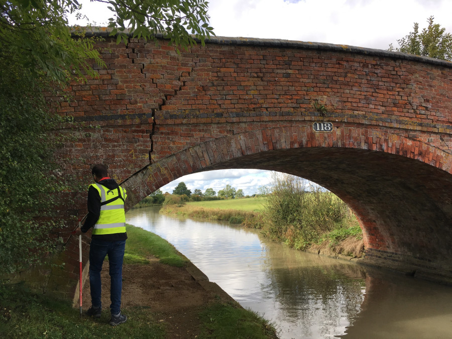 Jose Villamarin, volunteer assistant asset engineer, inspecting a bridge, Oxford Canal by Laura Diez Balbas