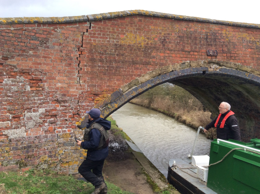 Brian Morgan, volunteer helmsman, assisting on an Annual Inspection , Oxford Canal by Laura Diez Balbas