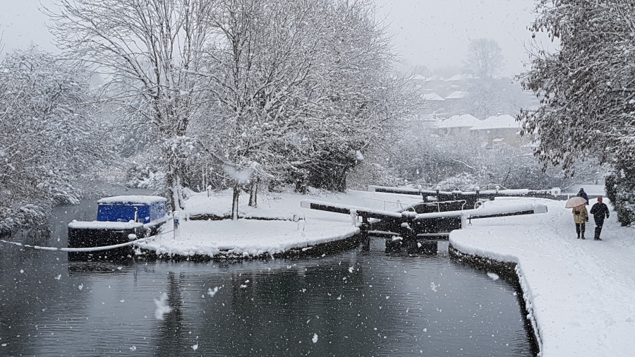 Widcombe Lock 12 Snow Scene, Kennet &amp;amp; Avon Canal by Leslie Knott